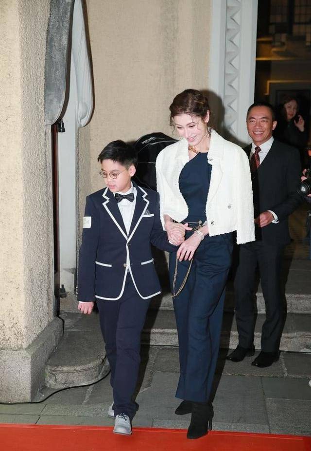 西装革履|李嘉欣首次带8岁儿子走红毯，一家三口真时髦，父子俩像复制粘贴