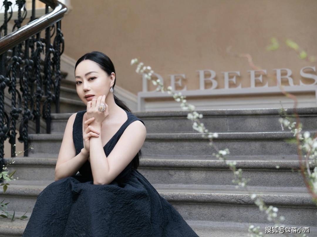 章小蕙|“章小蕙”真是上流社会贵妇的代表，饱满身材穿小黑裙，气质惊艳