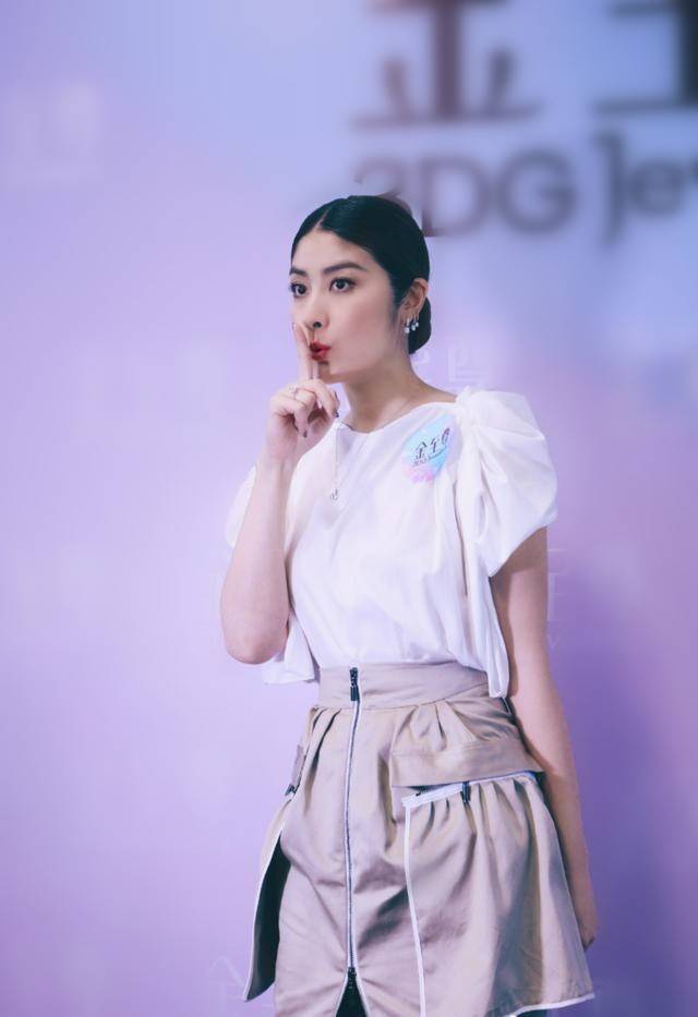 陈慧琳|陈慧琳活成了70后的骄傲!泡泡袖上衣配工装裙,又美又飒真时髦