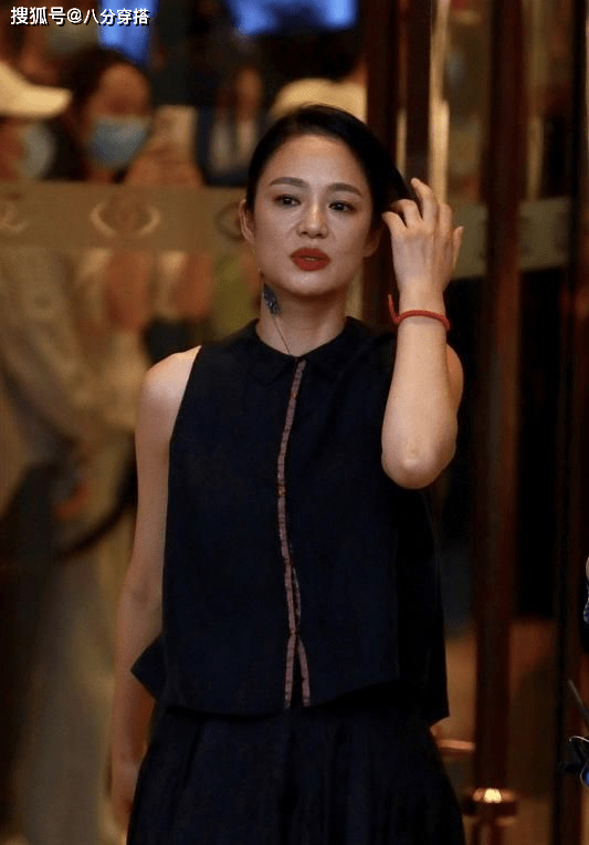姜文|姜文的眼光真好，妻子周韵一袭黑色连衣裙成熟优雅，气质高级