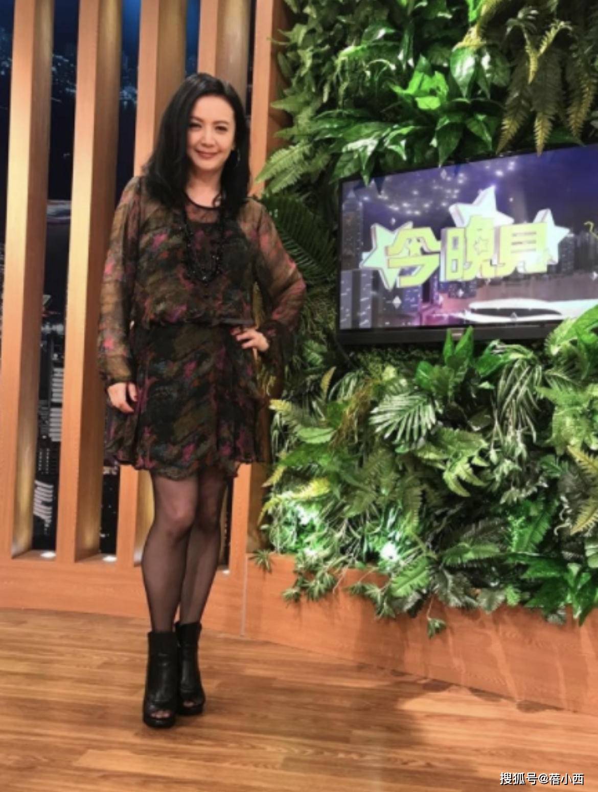 曾华倩|“曾华倩”真有56岁？穿格纹连衣裙气质高贵又优雅，这状态逆天了