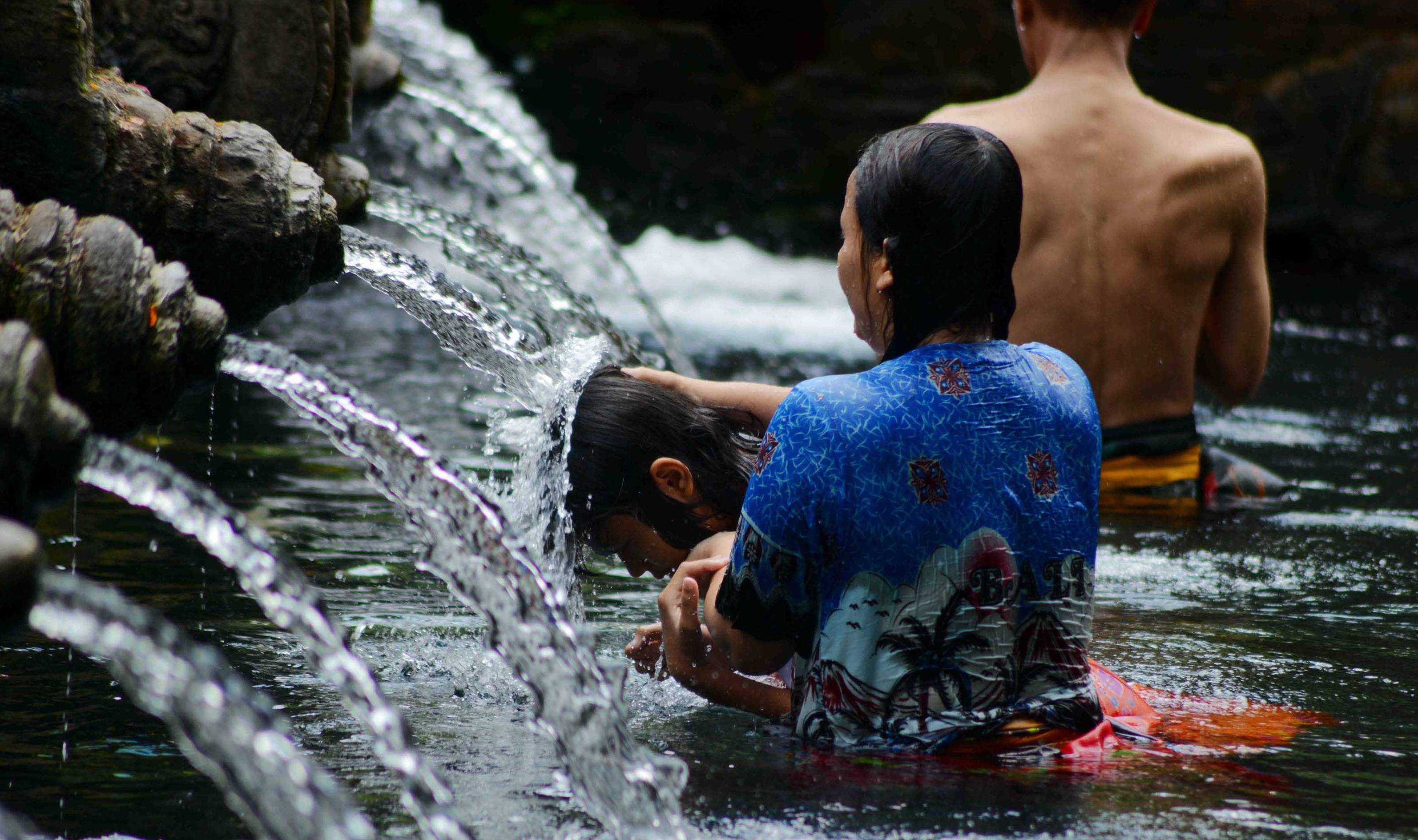 印尼巴厘岛千年古寺，泉水终年奔涌不断，成男女共浴祈求平安之地