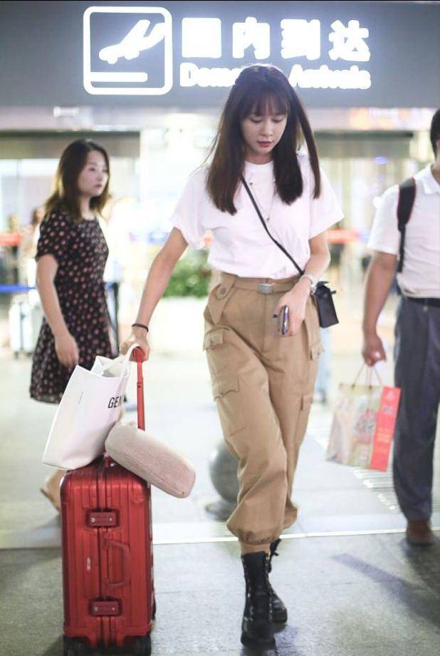 上半身|沈梦辰随手抓拍都很精致，身穿白T加长裤，看起来舒适又时尚