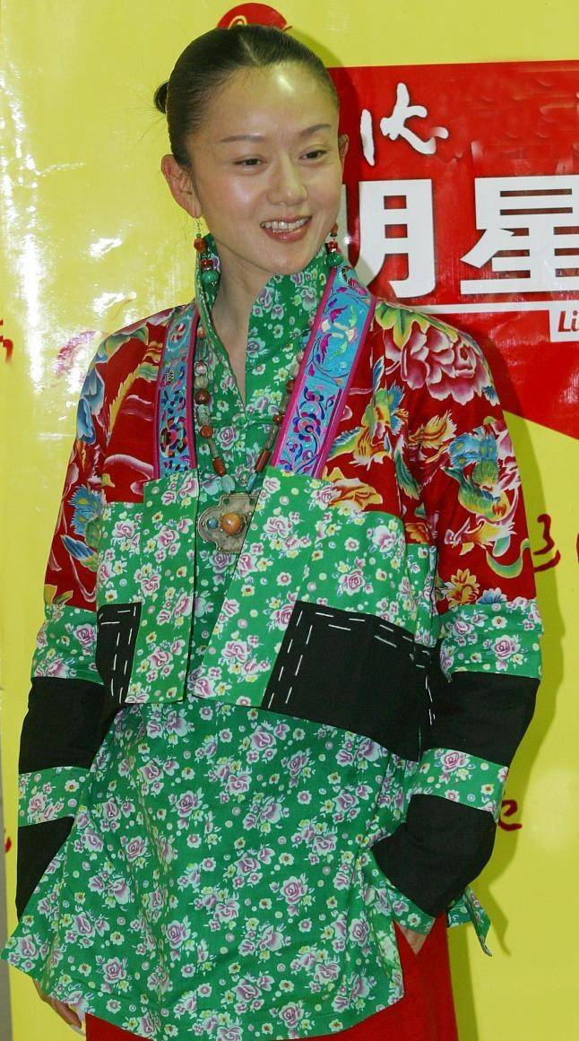 底色|不戴帽子不化浓妆的杨丽萍，真是清纯的可以，脑门锃亮更显气色