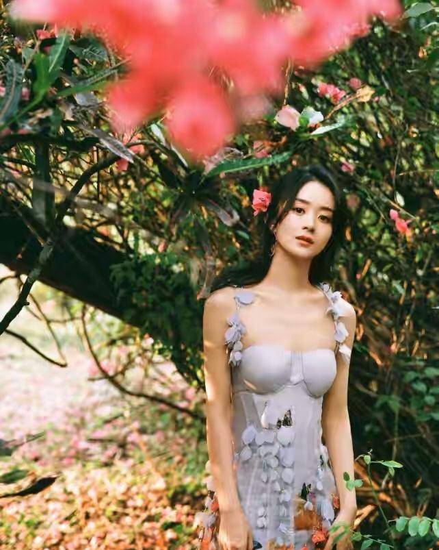 赵丽颖|赵丽颖七夕晒风情大片，身穿抹胸吊带裙超性感，S型好身材让人羡