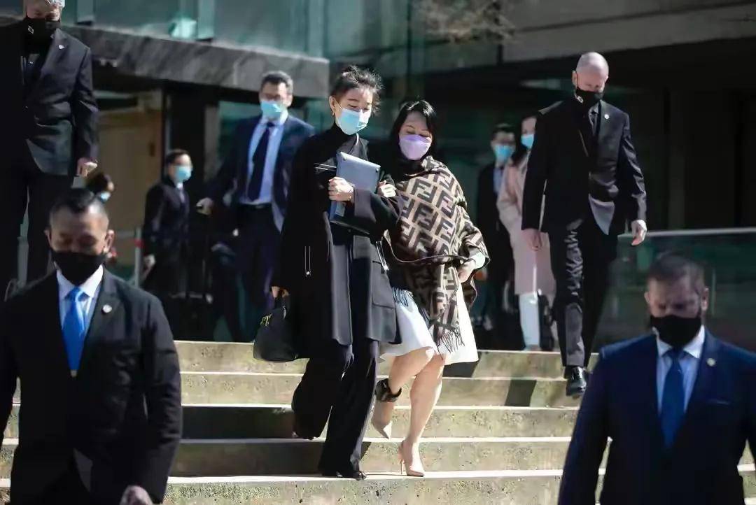 显得|孟晚舟近照曝光!造型优雅戴电子镣铐让人心疼,妹妹上综艺超潇洒