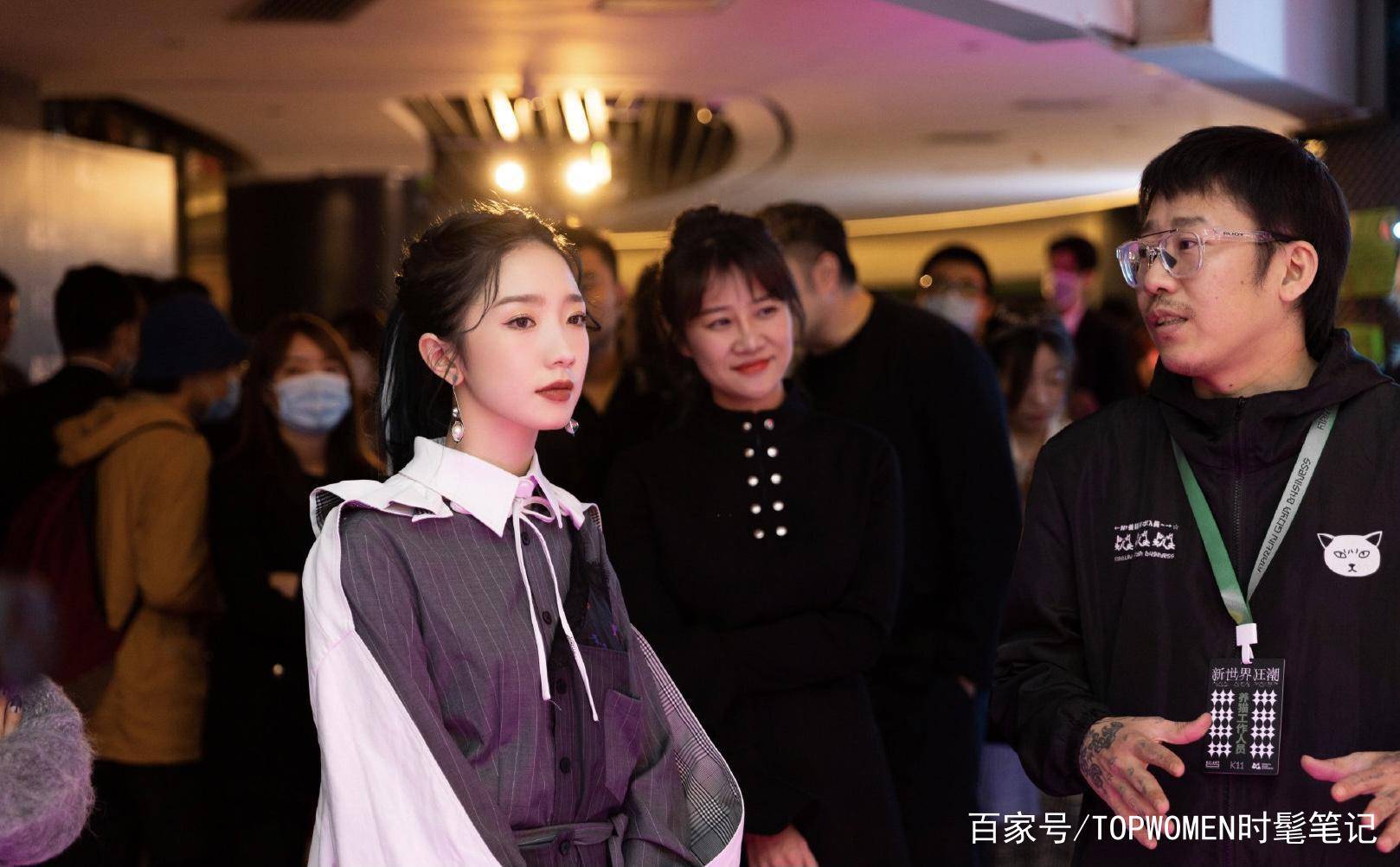 感觉|孟美岐活动造型曝光,白色斗篷搭配灰色格纹裙,优雅又帅气超迷人