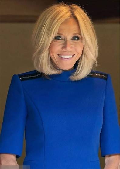 布丽|布丽吉特穿浅蓝百褶裙，看似年轻身材好，可68岁不换发型有原因！