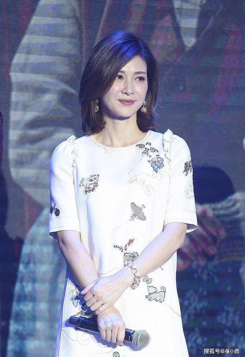 状态|童蕾真是自带贵妇气质，简单穿白色连衣裙很优雅，状态远胜同龄人