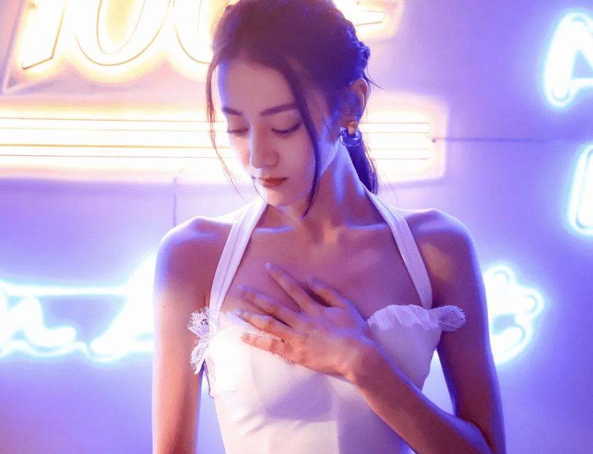纸片人|女星长点肉更好看！赵丽颖长胖不避讳，热巴瘦过头显头大