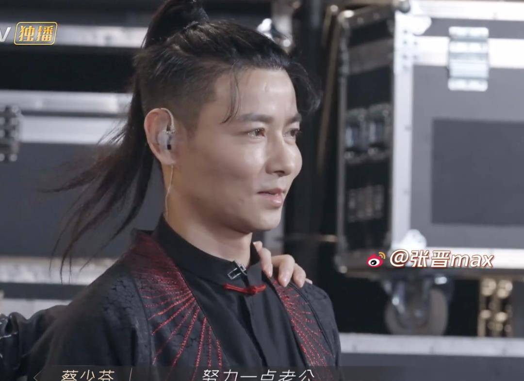 尹正|《披荆斩棘》开播，尹正霍尊梳马尾，赵文卓穿背心露手臂肌肉