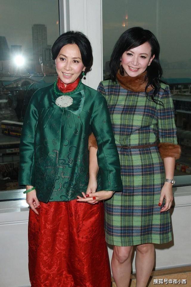 曾华倩|“曾华倩”真有56岁？穿格纹连衣裙气质高贵又优雅，这状态逆天了