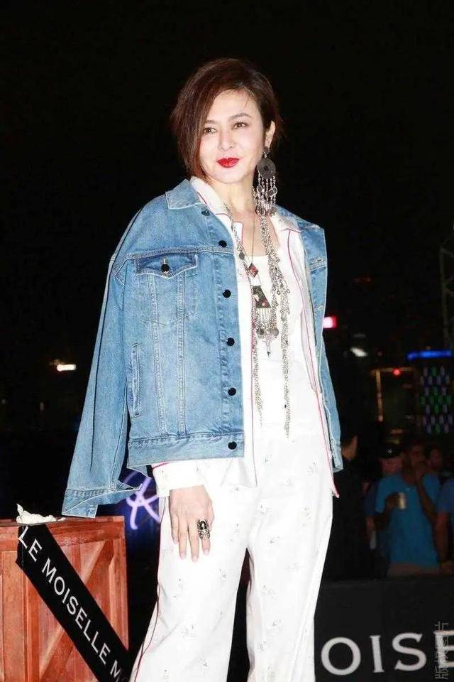 手法|关之琳老来更洋气，潮流打扮时髦又拉风，戴五斤重的配饰让人咂舌