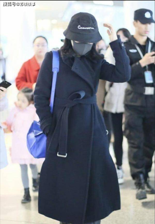 设计|周涛现身穿风衣配长靴,51岁还贴双眼皮粘假睫毛,大龄女人也扮嫩