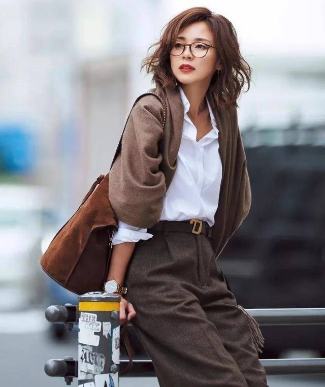 显得|时尚搭配瞬间就让你全身充满了女人味魅力势不可挡