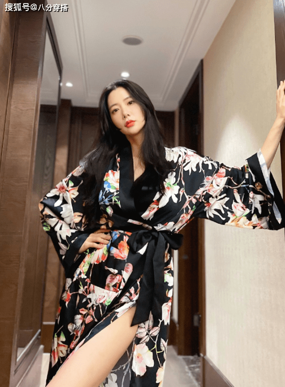 身材|克拉拉不愧是“亚洲第一美女”,牛仔套装中性飒爽,搭吊带显妩媚