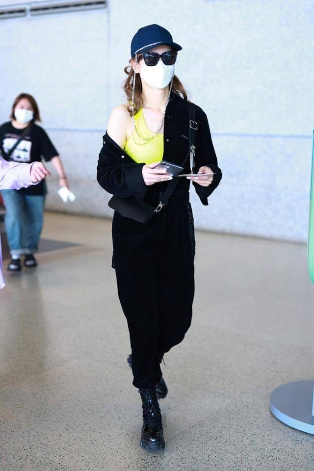 荧光|戚薇连体裤穿出女人味，“露肩”搭配很惊艳，荧光色内搭才是王牌