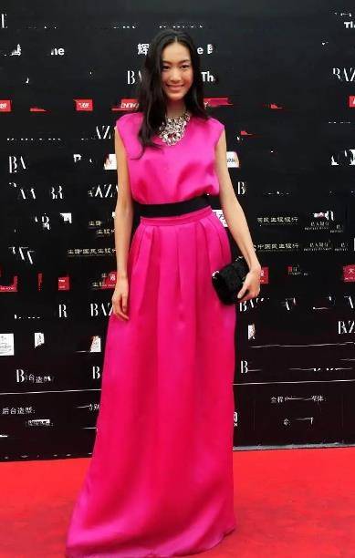 大叔|陈冠希为女儿庆生！穿短裤沧桑似大叔，秦舒培穿蓝衬衫大长腿瞩目