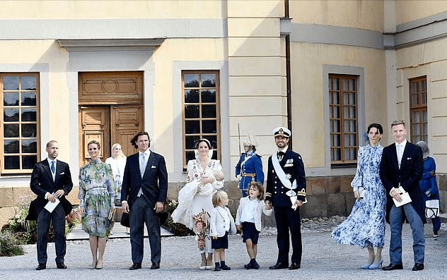 原创瑞典王室举行洗礼仪式3个月的小王子好萌王妃穿刺绣裙像少女