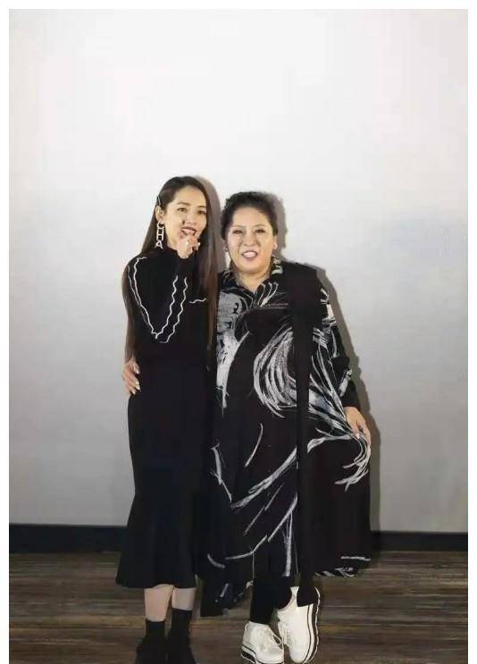 黑色|向佐一家三口同框！女儿打扮时髦太萌，郭碧婷穿粉色帽衫身材圆润