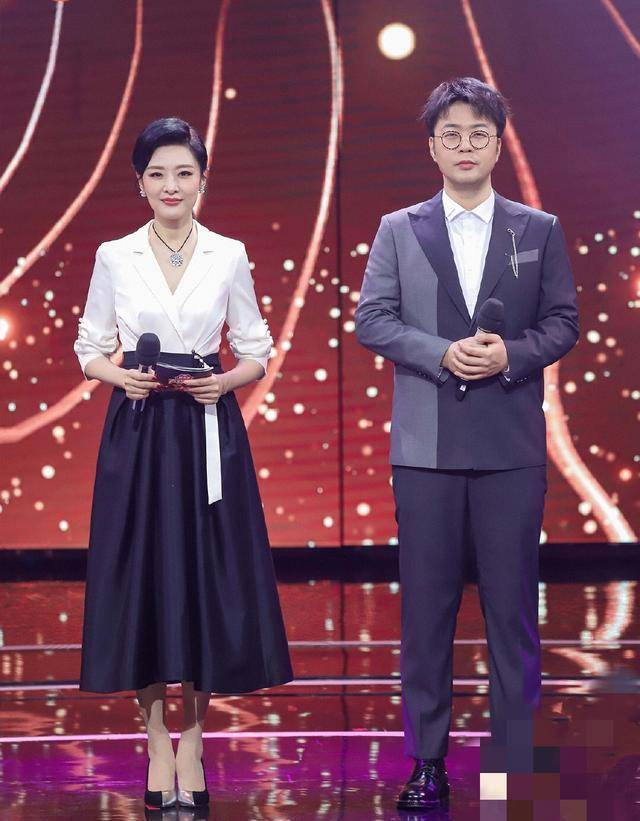 色调|周涛又美了!穿V领西装裙莞尔一笑真动人,穿衣和董卿不一个路子