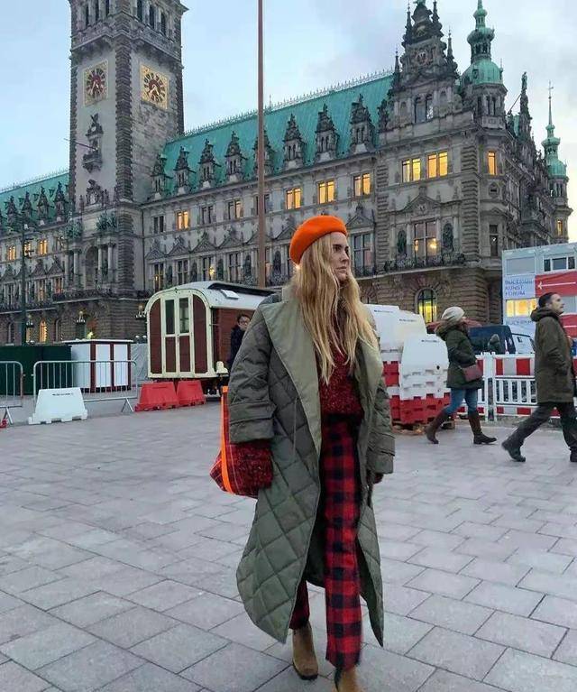 黑色|央视主持方琼滞留河北!穿上万块棉服街头当志愿者,演绎别样时尚