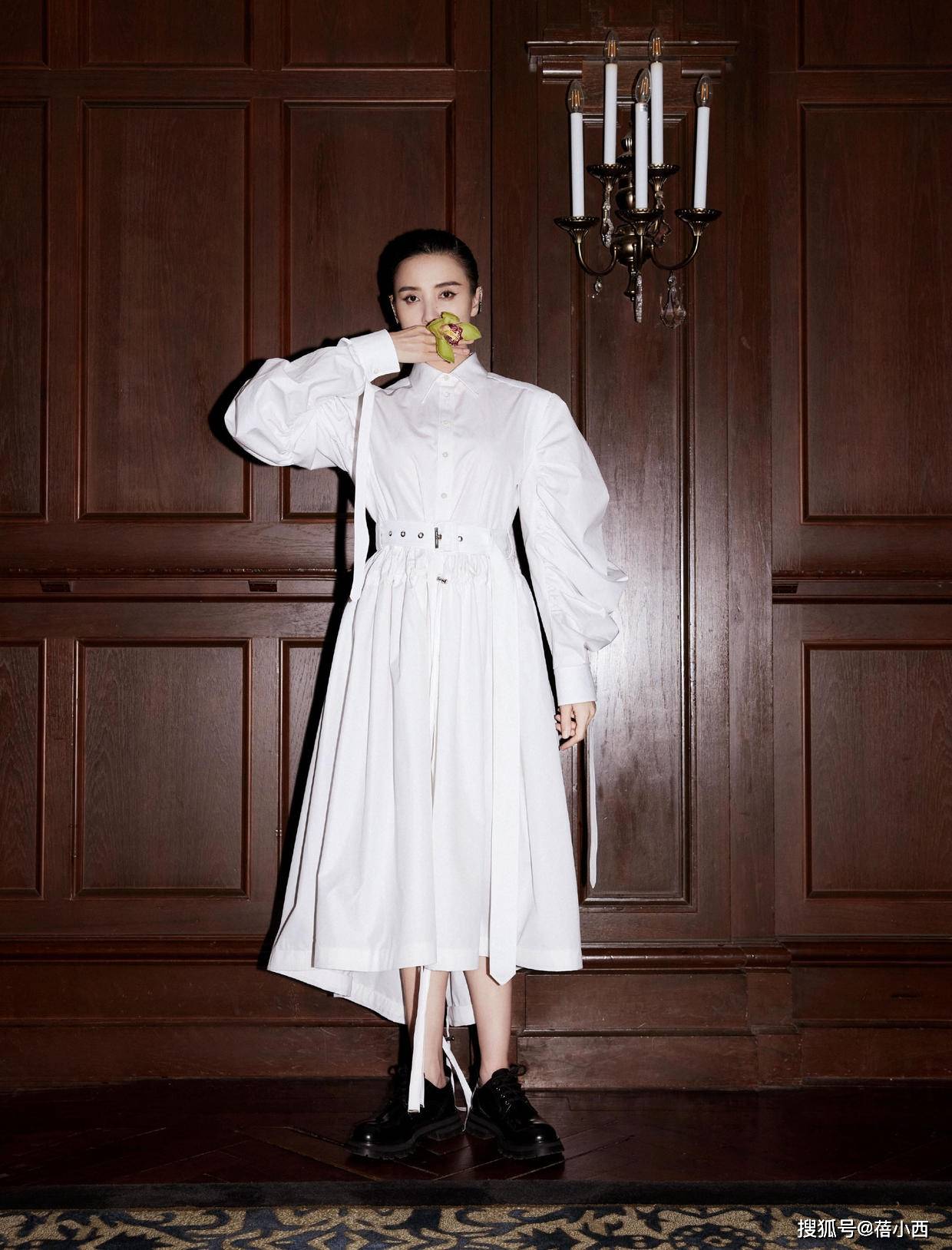 宋佳|宋佳的气质真是一等一的好,简单穿白衬衫+阔腿裤,就美出国际范