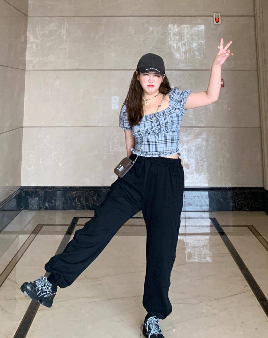 大腿|女星沈月从土肥圆到日系美少女，她到底do了哪里？