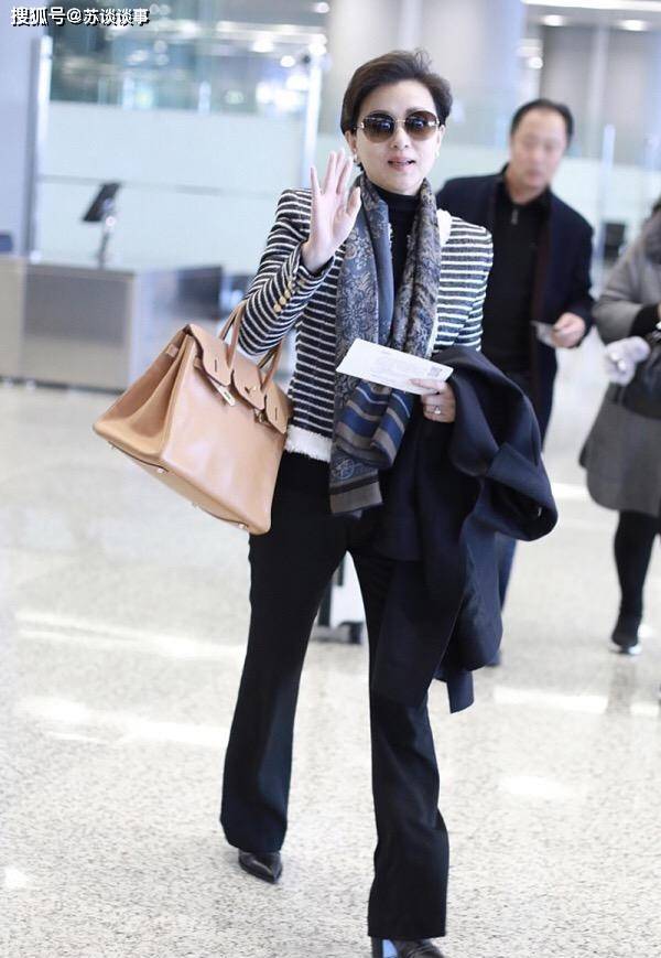 设计|周涛现身穿风衣配长靴,51岁还贴双眼皮粘假睫毛,大龄女人也扮嫩
