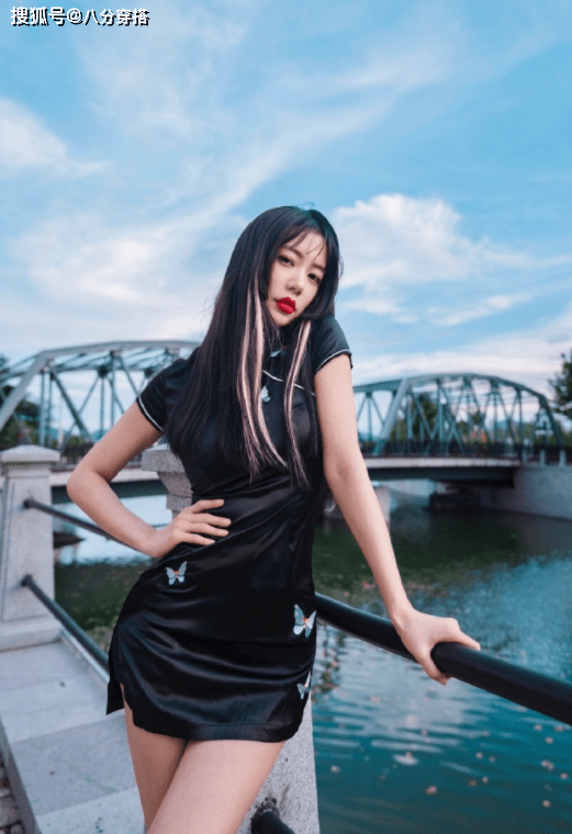 身材|克拉拉不愧是“亚洲第一美女”,牛仔套装中性飒爽,搭吊带显妩媚