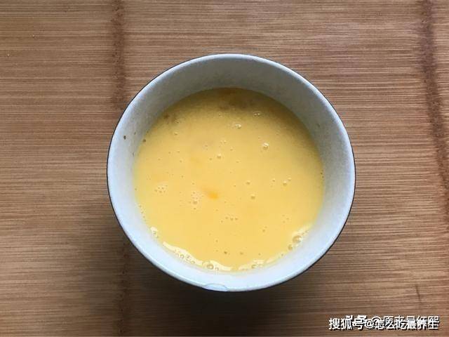 做法|早餐饼快速做法，2个鸡蛋，1碗面，10分钟做出全家人的早餐