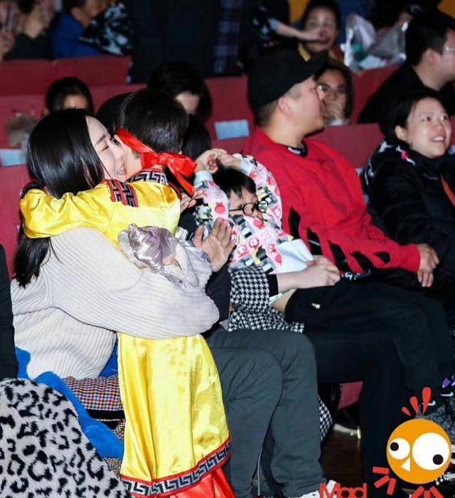 袍子|霍思燕夫妇看嗯哼演出，穿针织衫配阔腿裤，杜江跟女粉合影很规矩