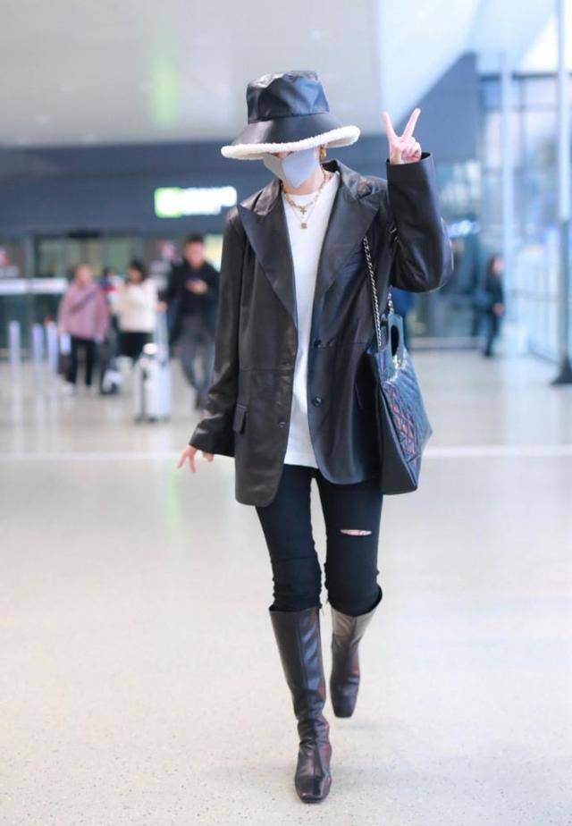 显得|周夏雨穿“老爸款”皮衣，本来配长筒靴挺酷，但硬是穿出可爱公主风