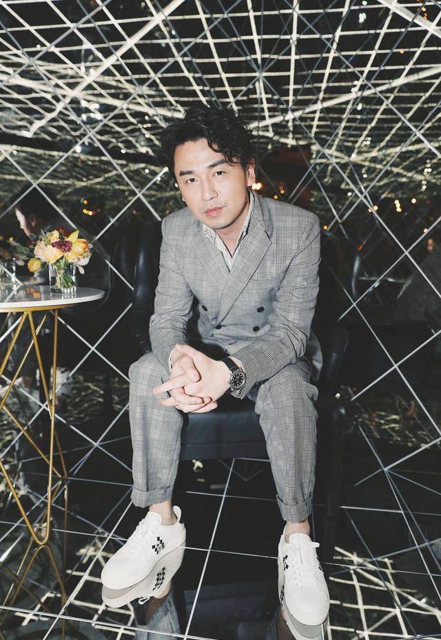 设计|雷佳音独自逛超市屯粮，穿黑风衣配老爹鞋，被粉丝认出一脸呆萌