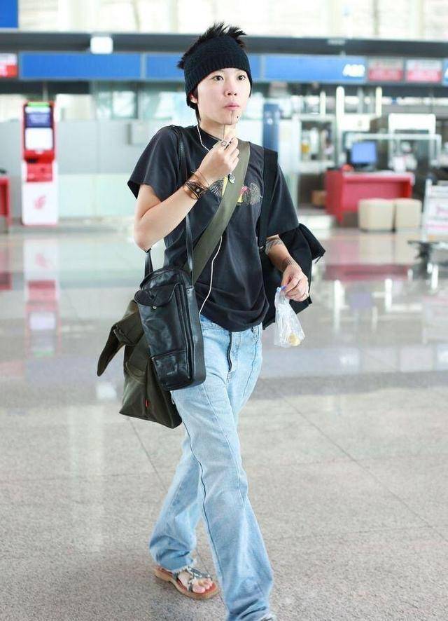 耳坠|周夏雨穿紫色“草丛装”现身，搭配九分裤秀纹身，遥相呼应窦靖童