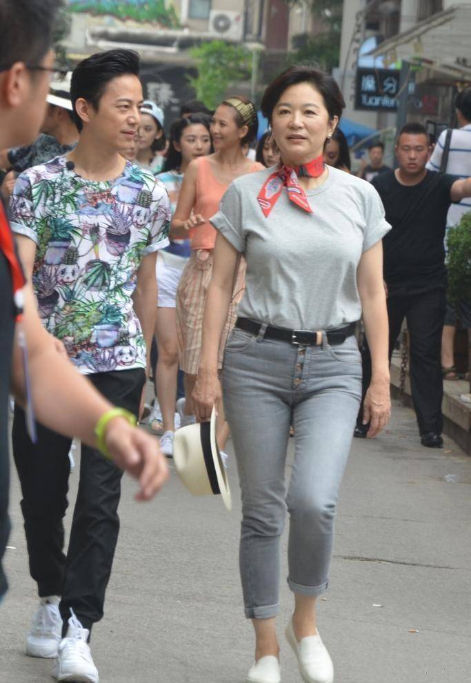 颜色|林青霞这是什么神仙状态？穿橘色裙精神矍铄，66岁美过同龄人