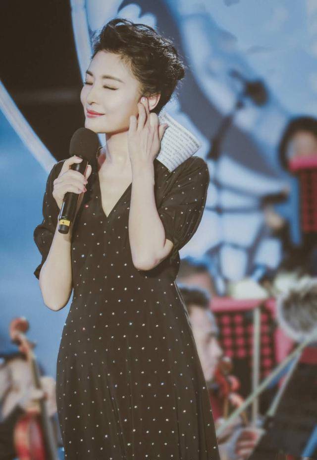 皮筋|周涛都这么时髦了？绿色衬衣配伞裙，马尾用5毛钱皮筋扎出新花样