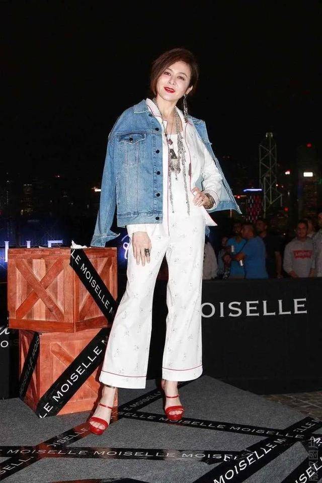 手法|关之琳老来更洋气，潮流打扮时髦又拉风，戴五斤重的配饰让人咂舌