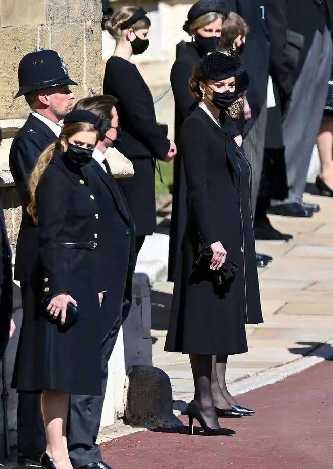 葬礼|真是好儿媳，葬礼上搂公公肩膀安慰，穿黑大衣举手投足女王范