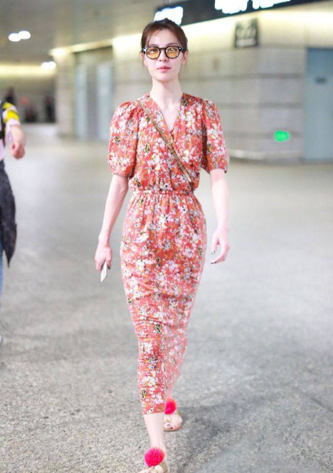 显示|钟楚曦一改往日御姐形象，穿西柚红印花裙清新甜美，尽显娇美温柔！