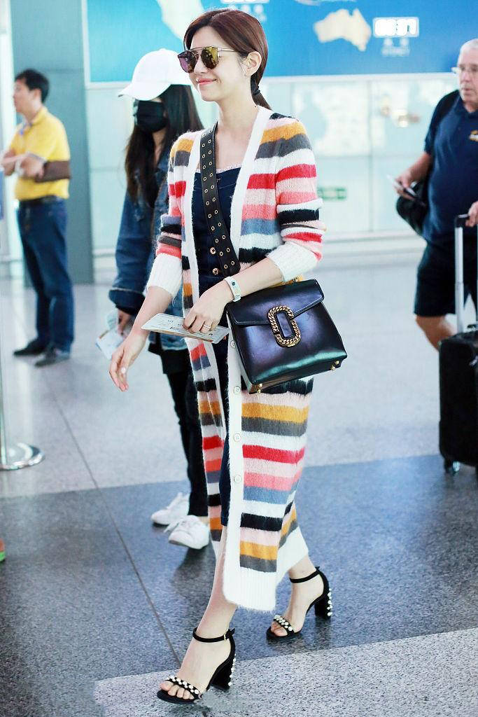 玲珑|陈妍希越长越美了,牛仔裙勾勒玲珑身姿,“彩虹装”美回18岁