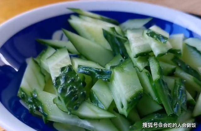 鸡蛋炒包菜怎么做好吃窍门 dfaace36227f4a42b5f4bfee741676e6.jpeg