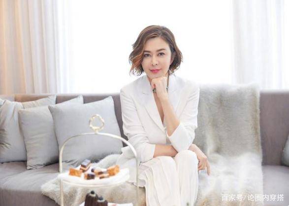 职场|关之琳太敢穿了，58岁穿西装真空亮相，事业线太吸引眼球了