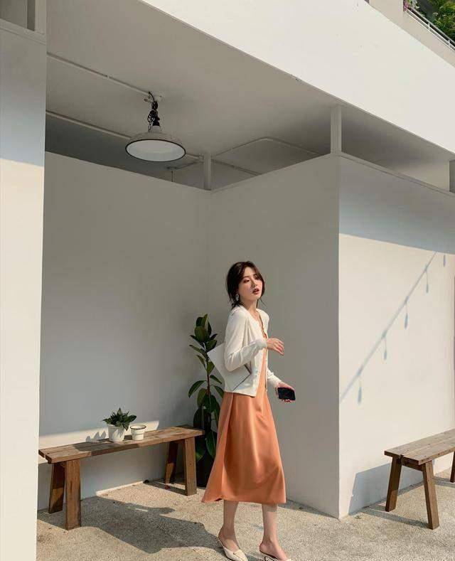 女孩子|针织开衫到底该怎么穿？不想撞衫又想好看，教你这样穿变时髦女孩