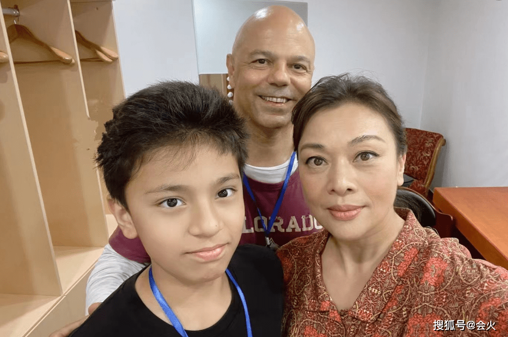 瑞士|57岁史可罕秀恩爱！被外国老公亲密搂肩，混血儿子身材壮硕颜值高