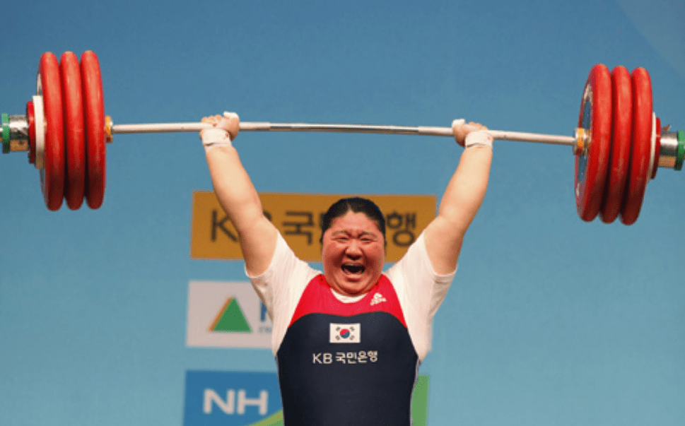 "举重冠军"唐功红:30岁退役,国家奖励4室2厅,老公长相帅气