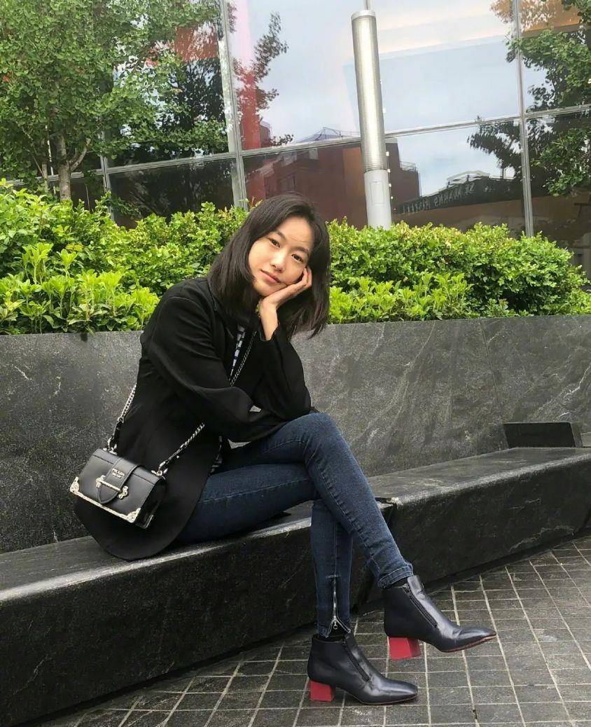 大叔|陈冠希为女儿庆生！穿短裤沧桑似大叔，秦舒培穿蓝衬衫大长腿瞩目