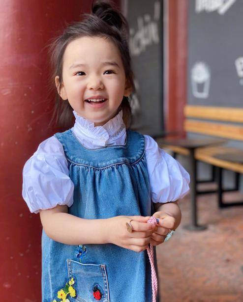 大腿|高云翔都回来了,女儿小酒窝“翻脸”不认爸!抱着董璇大腿不撒手