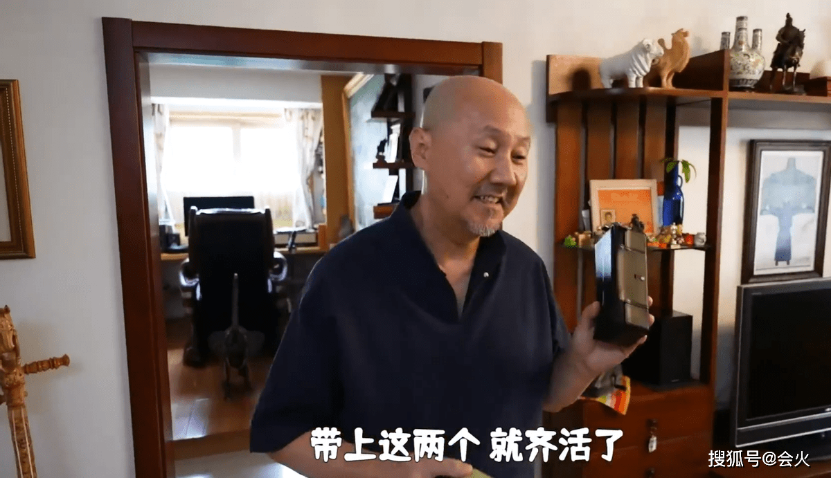 腾格尔|“歌王”腾格尔私宅内景曝光！客厅大树近3米，墙上苍蝇拍接地气