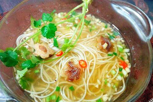 大蒜头|上班族的冬季早餐，一碗素食热汤面，5分钟搞定，暖身又暖胃